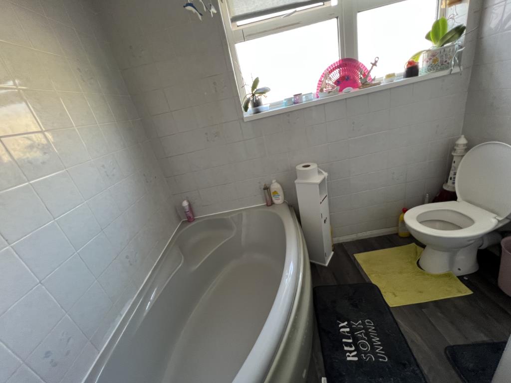 Lot: 144 - FREEHOLD RESIDENTIAL INVESTMENT - General view of bathroom
